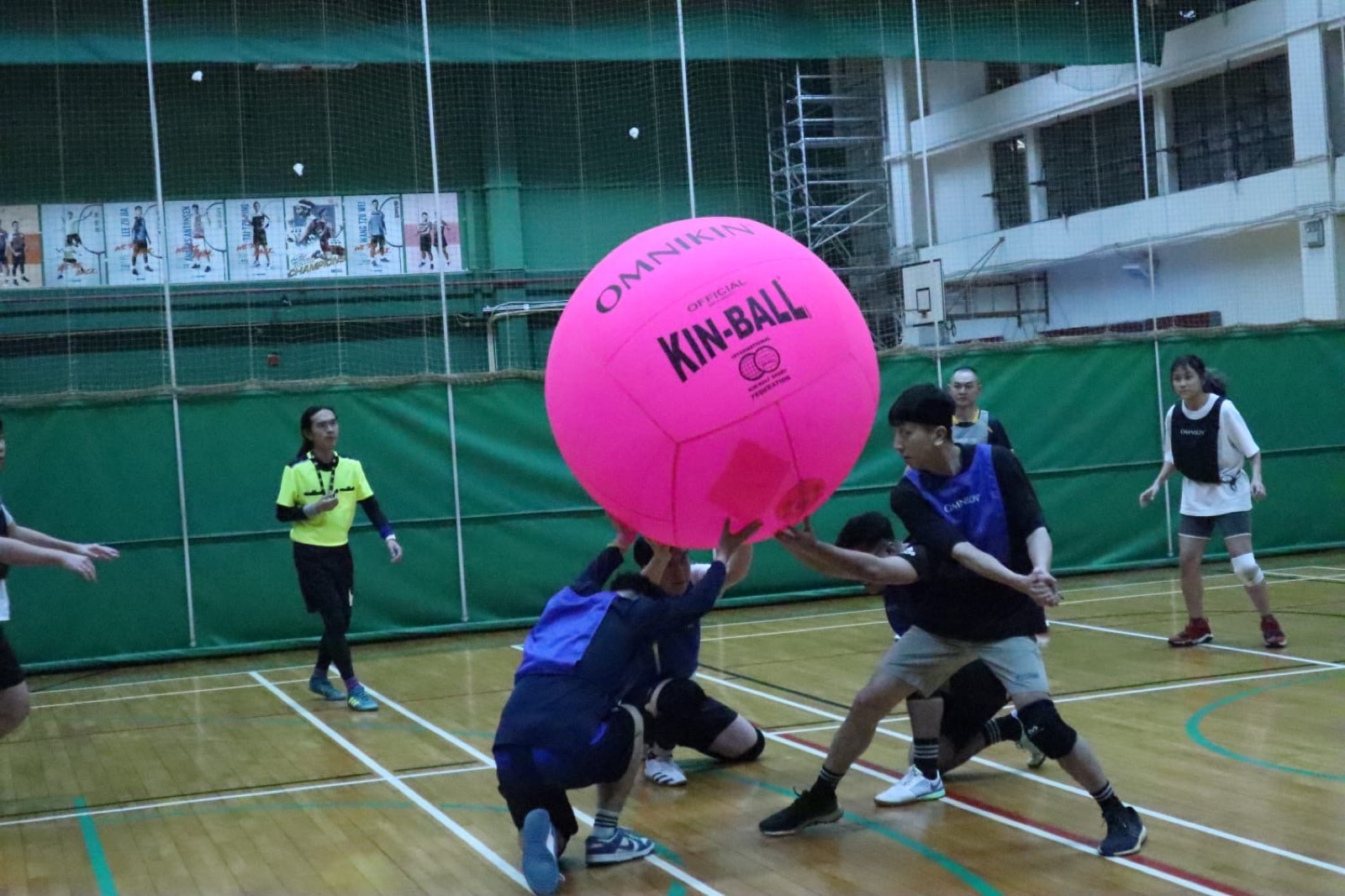 Kirk 在 Kin-ball 比賽中與隊員合作