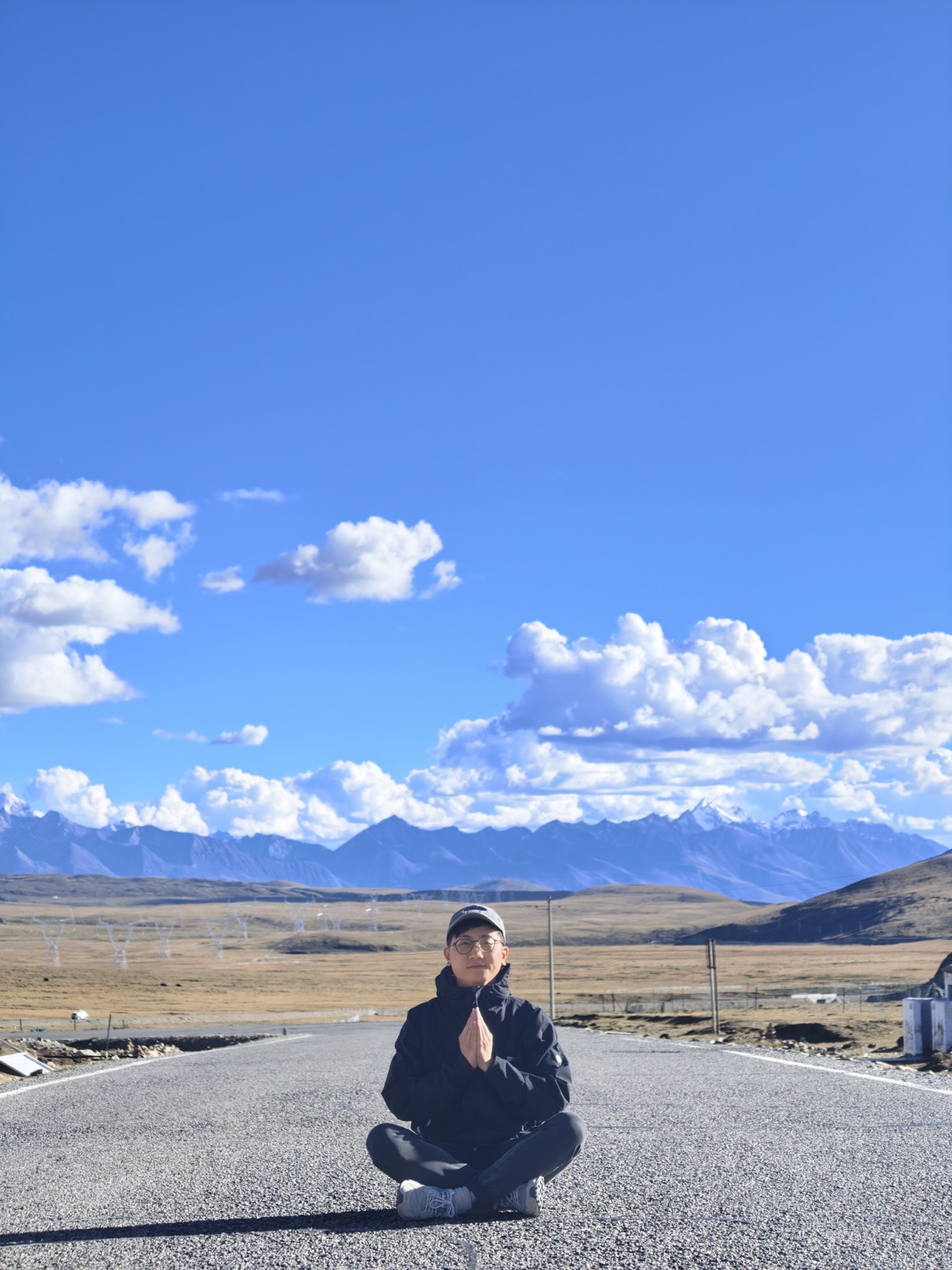 Kirk 在雪山前靜坐，感受戶外的呼吸與身體